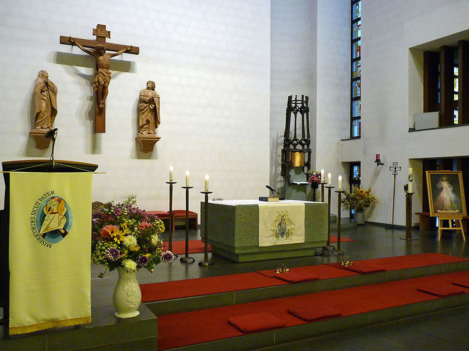 Katholische Pfarrkirche Zum Heiligen Kreuz Zierenberg (Foto: Karl-Franz Thiede)